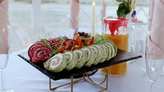 Fresh wraps and drinks at catered event.